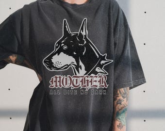 Camiseta de mamá dóberman atrevida: estilo gótico punk rock