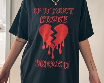 Gothic Gebrochenes Herz Grafik T-Shirt: Grunge Anti-Valentinstag Shirt