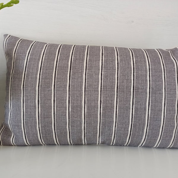 Housse de coussin en coton de source durable, coussin intemporel gris à rayures blanches et gris foncé, coussin au design moderne, fait main