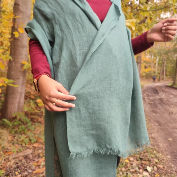 Echarpe mixte voile de lin 100% vert sapin uni, foulard léger homme ou femme, étole pour tenue décontractée ou bureau compatible - 60x225 cm