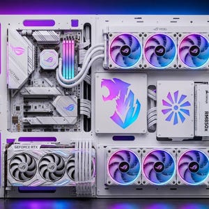Peut inclure: Un ordinateur personnalisé blanc équipé d'une carte mère ASUS ROG, d'un système de refroidissement liquide à trois ventilateurs et d'une carte graphique GeForce RTX. Les composants sont éclairés par des LED RVB et un logo animal est visible.