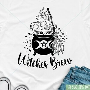 Op de afbeelding: Zwart-witte illustratie van een ketel met een drievoudige maansikkel en een bezem. De tekst "Witches Brew" staat onder de ketel.