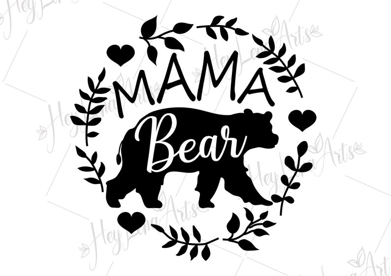 Puede incluir: Silueta en blanco y negro de un oso con el texto "Mama Bear" en una corona de hojas y corazones.
