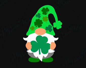 Puede incluir: Un gnomo verde con un sombrero verde decorado con tréboles que sostiene un trébol verde grande.