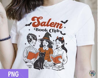 Peut inclure: T-shirt blanc avec l'inscription "Salem Book Club" en orange, orné de chauves-souris et d'étoiles. Le motif représente trois femmes lisant des livres, un chat noir et un chapeau de sorcière. Un design amusant pour les amateurs de livres et d'Halloween.