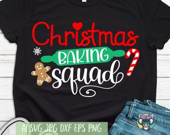 Może przedstawiać: Czarny T-shirt z białym tekstem, który brzmi "Christmas Baking Squad" z obrazkiem piernikowego ludzika, wałka do ciasta i cukierka w kształcie laski. Tekst "AI SVG JPG DXF EPS PNG" znajduje się na dole koszulki.