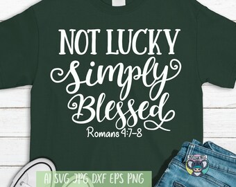 Może przedstawiać: Zielony T-shirt z białym napisem "Not Lucky Simply Blessed Romans 4:7-8".