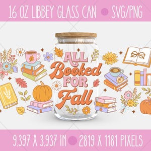 Puede incluir: Un tarro de vidrio Libbey transparente con tapa de madera, decorado con ilustraciones otoñales. Las palabras "ALL Booked FOR Fall" están en el centro. El tarro contiene aproximadamente 473 ml.