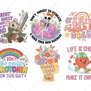 Op de afbeelding: Een verzameling grillige, kleurrijke grafische ontwerpen met tekst. Ontwerpen omvatten een muis met een zwaard, een skelet in een zwemband, een regenboog, een aardbei op rolschaatsen en tekst met "Shit Could Be Worse".