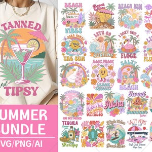 以下が含まれることがあります： トロピカルカクテルのグラフィックと「TANNED and TIPSY」の文字が入ったクリーム色のTシャツ。画像には、SVG/PNG/AIテキストと他の夏のテーマのデザインが施された「SUMMER BUNDLE」グラフィックも含まれています。