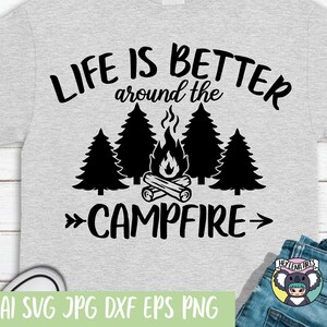 La vita è migliore intorno al fuoco da campo in formato SVG, Campeggio in formato SVG, Camper in formato SVG, Estate in formato SVG, Maglietta in formato SVG, File SVG per Cricut, File di taglio, File DXF per laser
