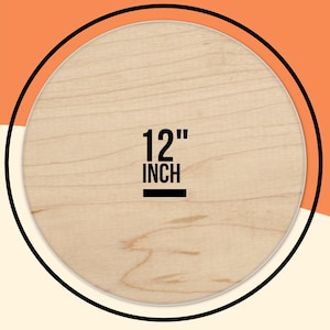 Pode incluir: Um c&iacute;rculo de madeira de b&eacute;tula com 30,48 cm de di&acirc;metro e 1,27 cm de espessura. O tom natural da madeira &eacute; vis&iacute;vel, com o texto "12 inch" e "1/2 thick birch". As palavras "Circle Blanks / DIY Craft Blank" tamb&eacute;m est&atilde;o presentes.