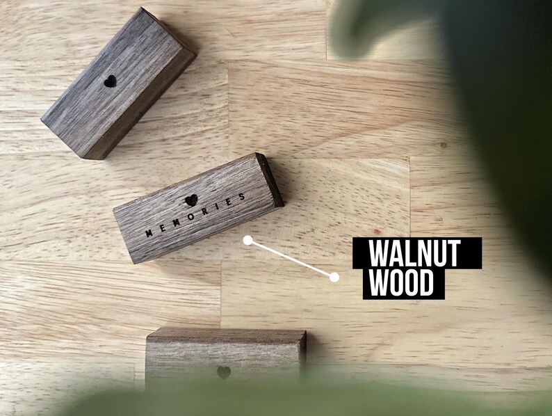Puede incluir: Tres peque&ntilde;as cajas de madera con un dise&ntilde;o de coraz&oacute;n y la palabra "Recuerdos" grabada en una de las cajas. Las cajas son de madera de nogal y est&aacute;n sobre una superficie de madera clara.