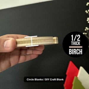 Puede incluir: Un primer plano de un c&iacute;rculo en blanco de madera redonda sin terminar, de 1/2 pulgada de grosor, hecho de madera de abedul. El c&iacute;rculo en blanco est&aacute; siendo sostenido por una mano. El texto "1/2 THICK BIRCH" es visible en la imagen. El texto "Circle Blanks / DIY Craft Blank" tambi&eacute;n es visible en la imagen.
