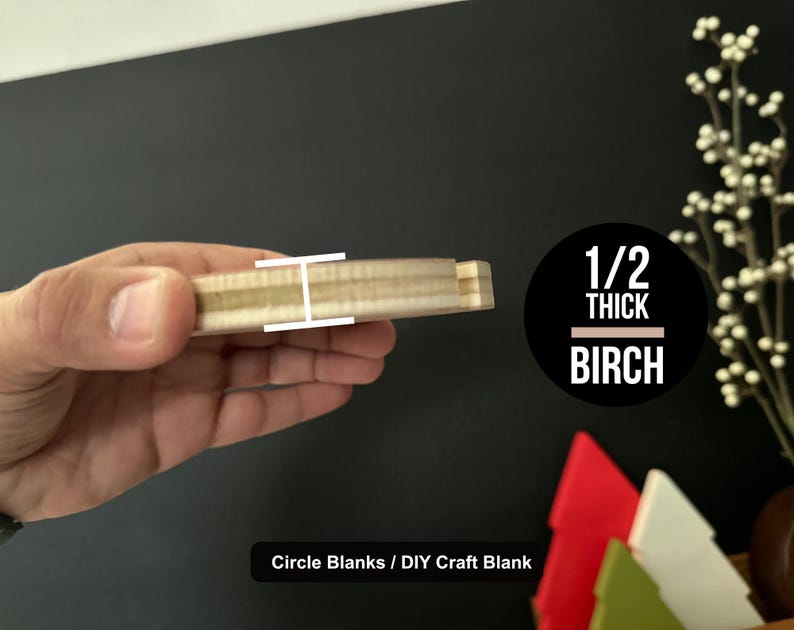 Puede incluir: Un primer plano de un c&iacute;rculo en blanco de madera redonda sin terminar, de 1/2 pulgada de grosor, hecho de madera de abedul. El c&iacute;rculo en blanco est&aacute; siendo sostenido por una mano. El texto "1/2 THICK BIRCH" es visible en la imagen. El texto "Circle Blanks / DIY Craft Blank" tambi&eacute;n es visible en la imagen.