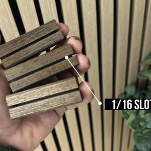 Puede incluir: Tres expositores de madera con una ranura de 1/16 de pulgada. Los expositores son de madera oscura con un patr&oacute;n de veta natural. Los expositores est&aacute;n apilados uno encima del otro.