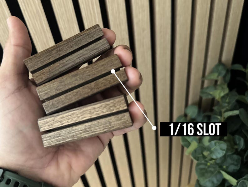 Puede incluir: Tres expositores de madera con una ranura de 1/16 de pulgada. Los expositores son de madera oscura con un patr&oacute;n de veta natural. Los expositores est&aacute;n apilados uno encima del otro.