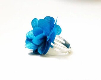 Anneau de fleur de satin / anneau de fleur bleue / bijoux whimsical / cadeaux de mariage d'amusement / idées de cadeau d'anniversaire / bijoux de demoiselles d'honneur / anneau de fleur de Boho