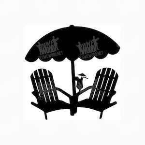 Puede incluir: Silueta negra de dos sillas Adirondack bajo una sombrilla, con un cóctel en el centro. La sombrilla y las sillas están conectadas por un soporte central. El texto "YES WE WOOD" y "YESWEWOOD.NET" es visible.