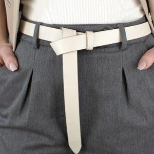 Milky Leather Knot Belt: Buckle-Free Women&#39;s Fashion