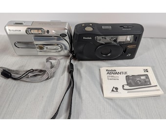 Cámaras antiguas: 1 Fujifilm Digital, 1 Kodak Advantix (tal cual se encuentra; ver descripción).