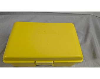 Fiambrera vintage Clik Cooler amarilla, aislante, de plástico duro retro con tapa de cierre.