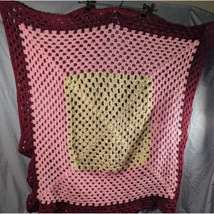 Manta de crochê feita à mão com fios multicoloridos - 109 cm x 114 cm - Estilo Grannycore