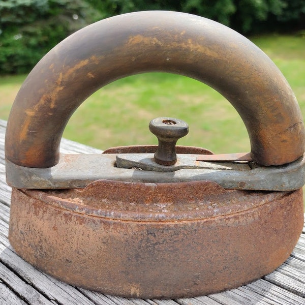 Antique 'Enterprise Mfg Co, Philadelphia' Sad Iron, With Removable Wooden Handle, circa 1870s, Pre-Owned