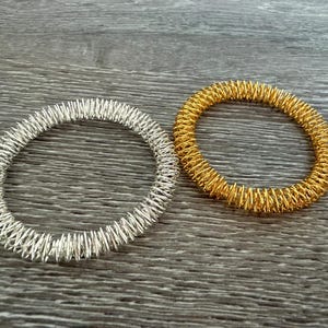 Akupressurarmband, antistress, fidgetleksak, reflexologimassage, massageringar, smärtlindrande ringar, zenfingerring presentidé i guld