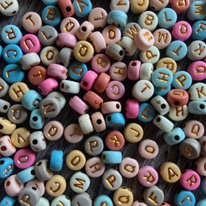 Cuentas de letras de joyería colorida de 7 mm para pulseras de bricolaje • collares • llaveros • manualidades • 26 piezas A-Z o 100 piezas.
