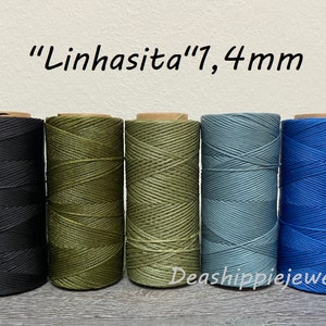 Può includere: Cinque bobine di cordoncino cerato "Linhasita" da 1,4 mm in nero, verde oliva, verde chiaro, grigio blu e blu.