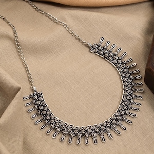 Collier ras de cou fait main en plaqué argent oxydé | Bijoux de créateur allemands en argent