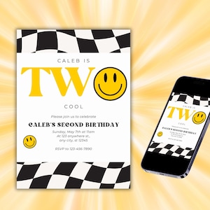 Pode incluir: Um convite de aniversário para uma criança que faz dois anos. O convite apresenta um padrão xadrez preto e branco, um rosto sorridente amarelo e o texto "Caleb is Two Cool". O convite também inclui a data, a hora e o local da festa.