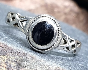 SILVER CELTIC RING - with Black Onyx stone - Size R (us size 8.5) - 2.4g