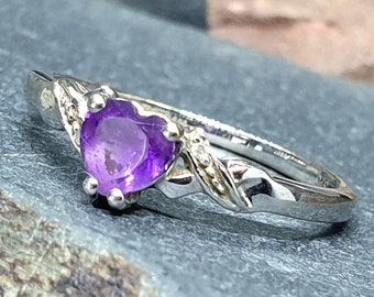 9ct White Gold DIAMOND RING - with Purple Amethyst Heart - Size uk O (us 7.25) - 1.6g