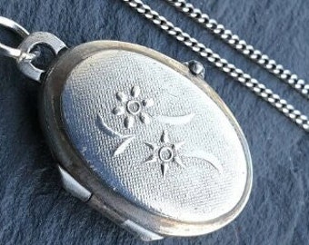 Vintage SILVER OVAL LOCKET - Double Flower with 16" Chain - keepsake - 5.4g