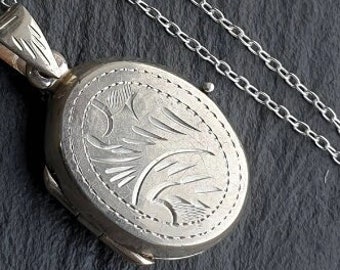 Vintage STERLING SILVER LOCKET - Oval with 18" Chain - keepsake - 4.2g