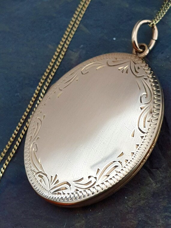 Large 9ct GOLD CELTIC SCROLL Locket Necklace on 2… - image 2