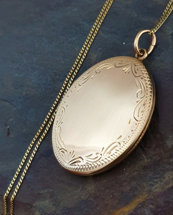 Large 9ct GOLD CELTIC SCROLL Locket Necklace on 2… - image 1