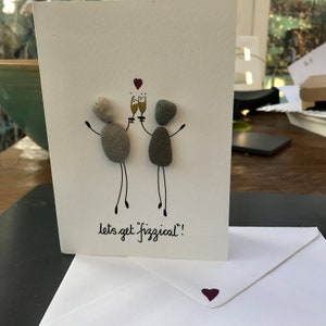 Tarjeta de arte de guijarros humorística hecha a mano, tarjeta romántica única para ella o para él, tarjeta de celebración de aniversario, hecha en el Reino Unido