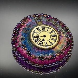 Broche com relógio