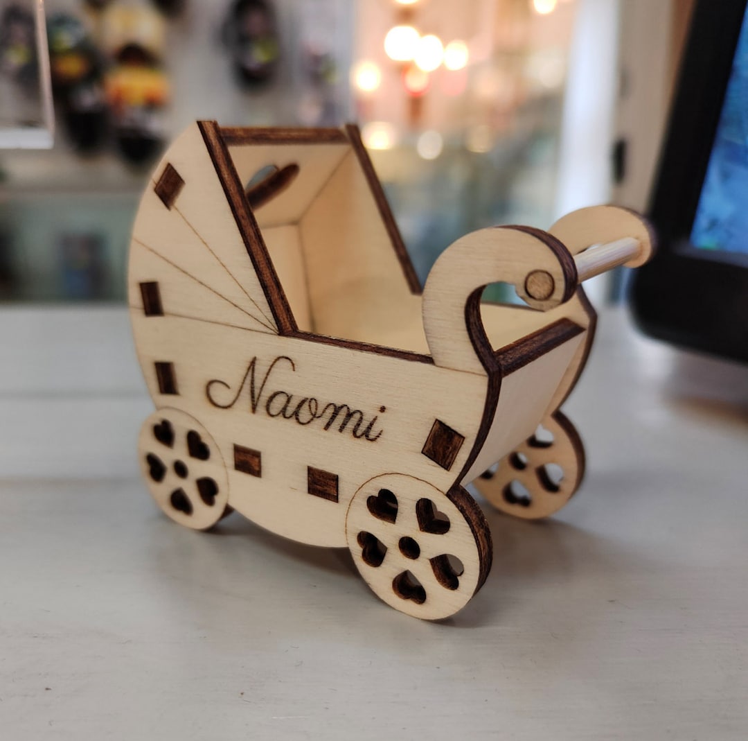 Regalo Di Nascita Originale: Passeggino In Legno Porta Soldi, 16x116 Cm, FSC, Fatto In Germania
