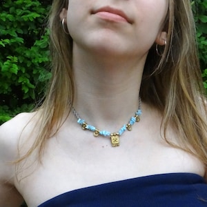 Collar de macramé con cristal de larimar. Joya de verano con piedra azul y cuentas de latón dorado. Gargantilla de macramé. Collar espiritual. Regalo para una hermana del alma.