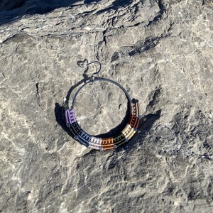 Pendientes aros de macramé. Pendientes multicolor de moda para todos los días. Perlas de cubo inoxidable. Pendientes tejidos personalizables. Caja regalo para mujer