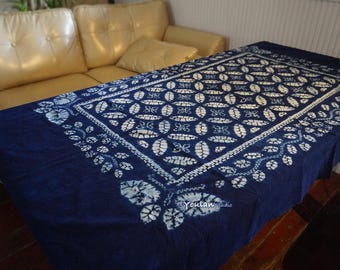 Könnte beinhalten: Eine dunkelblaue Tischdecke mit weißem Blumenmuster. Das rechteckige Tuch ist über einen Tisch drapiert und zeigt ein sich wiederholendes Design aus ovalen Formen und blattartigen Motiven. Die Tischdecke ist aus Stoff.