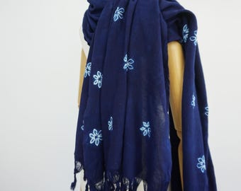 Könnte beinhalten: Marineblauer Schal mit hellblauem Blumenmuster. Der leichte Stoff ist über einer Schaufensterpuppe drapiert. Die Kanten sind gefranst. Dieser Schal, ideal für wärmere Tage, ist etwa 180 cm lang.