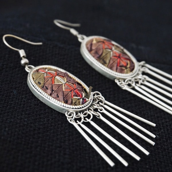 Boucles d'oreilles chinoises Miao en argent, boucles d'oreilles anciennes Hmong, broderies vintage à la main avec ruban Miao