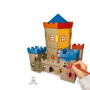 A Fortaleza. Papel, Papelão. Castelo e torre. Construção ecologicamente correta. Passatempo de arte e artesanato para crianças. Montar, pintar com cores, Brincar com brinquedos.
