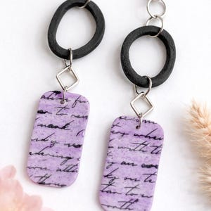 Pendientes llamativos con escritura lavanda