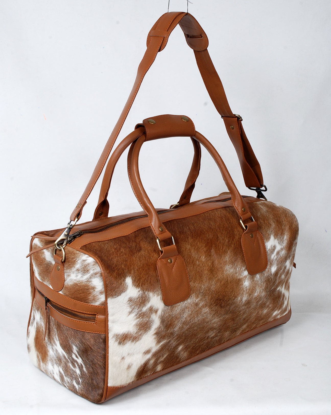 Cowhide Leather Duffel Bag Cow hide Hair on Tricolor Spotted Duffle Bag Large cowhide Weekender Bag Cowhide Duffle Holdall Travel Bag Tassen & portemonnees Bagage & Reizen Duffelbags 